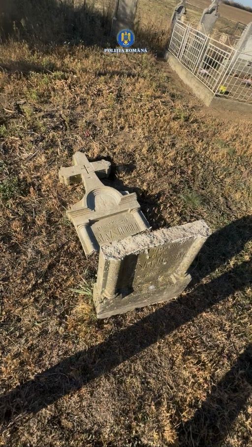 Profanare de morminte în judeţul Arad -  8  monumente funerare au fost distruse / Au fost identificaţi 4 minori, trei dintre ei au fost reţinuţi - FOTO

