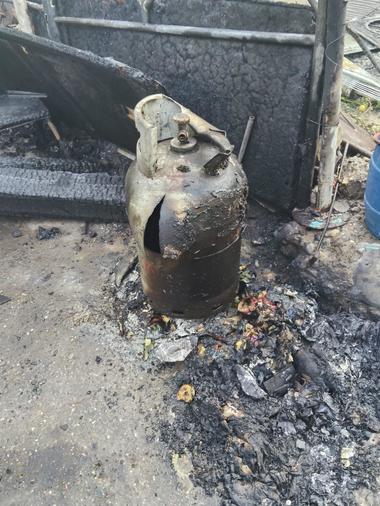 O butelie a explodat într-o locuinţă din judeţul Covasna, două persoane fiind rănite