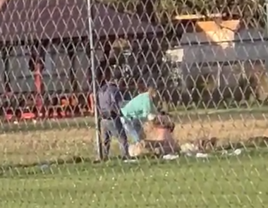 O infirmieră a centrului pentru persoane cu dizabilităţi din Bratca, filmată în timp ce bătea o rezidentă cu o nuia, a fost reţinută / Bărbatul care a lovit-o cu piciorul pe tânără, şi el internat în centru, va fi supus unei expertize psihiatrice