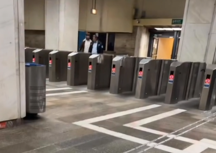 Agent de pază de la staţia de metrou Piaţa Unirii 2, lovit în plină figură de un bărbat, după un conflict cu acesta/ Poliţiştii s-au sesizat din oficiu/ Agresiunea, filmată de camerele de supraveghere de la metrou - VIDEO  