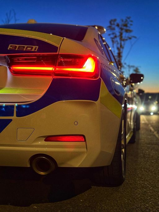Dâmboviţa: Şoferul unei autoutilitarei care a refuzat să oprească la semnalele poliţiştilor a intrat cu maşina în autospeciala de Poliţie / A fost urmărit / Verificările au arătat o valoare de 1,00 mg/l alcool pur în aerul expirat