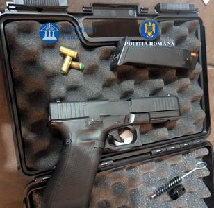Operaţiunea JUPITER - Constanţa: Percheziţii la locuinţele a doi bărbaţi acuzaţi că au introdus ilegal arme în ţară / Poliţiştii au găsit un pistol neletal, două arme tip revolver şi multă muniţie - FOTO

