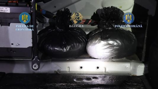 Şofer bulgar, prins în zona staţiei de taxare Calafat-Vidin, în timp ce transporta o cantitate de peste 3,7 kilograme de metamfetamină în amestec cu pseudoefedrină

