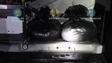 Şofer bulgar, prins în zona staţiei de taxare Calafat-Vidin, în timp ce transporta o cantitate de peste 3,7 kilograme de metamfetamină în amestec cu pseudoefedrină

