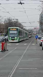 Grav accident în Bucureşti – Un camion a acroşat un fir de la reţeaua electrică de contact a tramvaielor / În cădere, cablul a lovit o femeie aflată pe trotuar / Linii de transport blocate