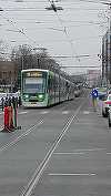 Grav accident în Bucureşti – Un camion a acroşat un fir de la reţeaua electrică de contact a tramvaielor / În cădere, cablul a lovit o femeie aflată pe trotuar / Linii de transport blocate