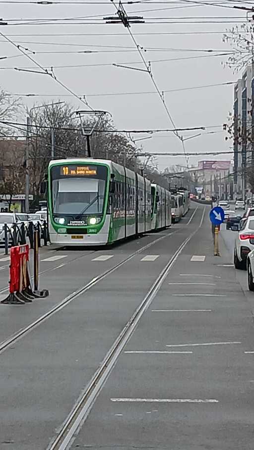 Grav accident în Bucureşti – Un camion a acroşat un fir de la reţeaua electrică de contact a tramvaielor / În cădere, cablul a lovit o femeie aflată pe trotuar / Linii de transport blocate