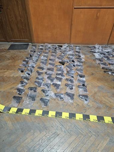 Cetăţean turc care transporta 131 de pistoale letale, oprit la Calafat / Pistoalele, alături de încărcătoare, dar şi ţigări de contrabandă şi tutun mărunţit erau ascunse între paleţii cu profile din aluminiu pe care le transporta oficial

