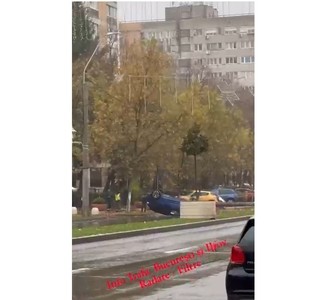 Accident în Capitală - Un autovehicul condus de o femeie de 66 de ani a lovit un stâlp de iluminat public, iar după aceea s-a răsturnat pe plafon - FOTO, VIDEO