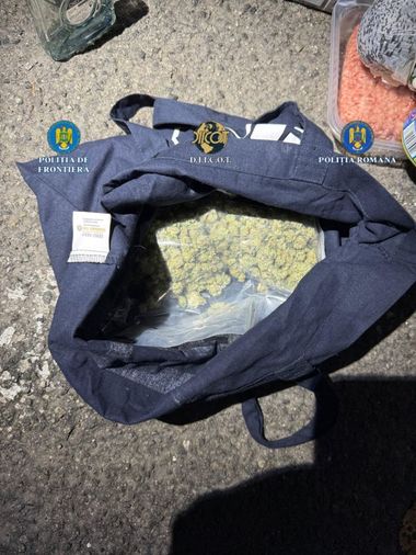 Satu-Mare - Tânăr de 20 ani prins în flagrant delict cu canabis ascuns printre alimente şi cu cocaină în şosete