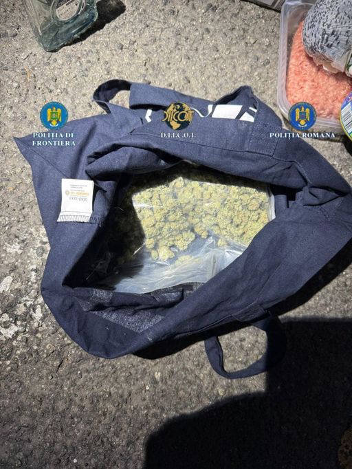 Satu-Mare - Tânăr de 20 ani prins în flagrant delict cu canabis ascuns printre alimente şi cu cocaină în şosete