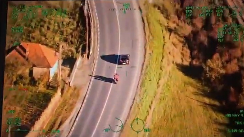 Cluj: Sancţiuni record pentru un motociclist filmat din elicopter în timp ce face mai multe depăşiri neregulamentare pe DN 1. El a depăşit inclusiv pe o trecere pentru pietoni - FOTO, VIDEO