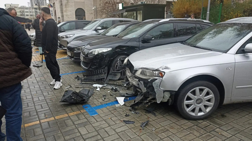 O şoferiţă a intrat cu maşina în parcarea teatrului din Piteşti, lovind trei maşini şi oprindu-se în clădirea teatrului. În urma evenimentului nu sunt victime
