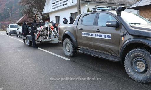 UPDATE - Maramureş - Percheziţii domiciliare la Poienile de sub Munte. Doi fraţi au fost plasaţi în arest preventiv pentru trafic de migranţi - FOTO
