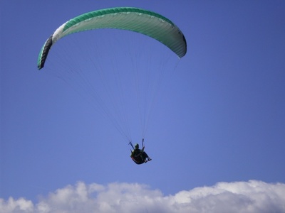 UPDATE - Alba: Bărbat căzut cu parapanta în zona localităţii Rimetea / A fost preluat cu ajutorul unui elicopter - VIDEO 
