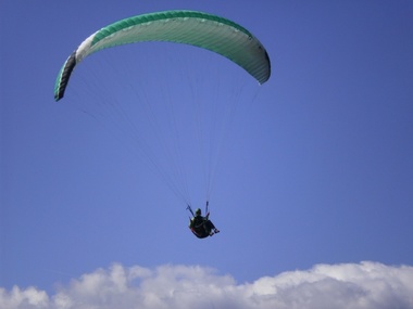 UPDATE - Alba: Bărbat căzut cu parapanta în zona localităţii Rimetea / A fost preluat cu ajutorul unui elicopter - VIDEO 
