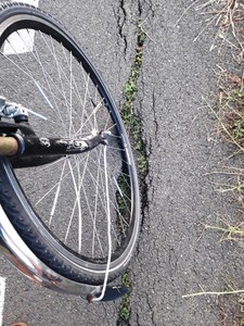 Accident între un autoturism şi o bicicletă, în municipiul Turda. Şoferiţa a fost amendată pentru că intrat pe pista de biciclete, iar biciclistul, pentru era băut
