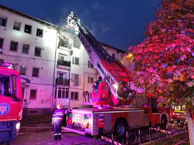 Dolj: Incendiu puternic într-un bloc din municipiul Craiova / Aproximativ 20 de locatari s-au evacuat singuri - FOTO / VIDEO