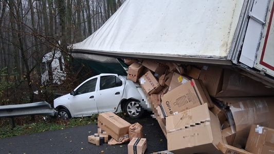 Giurgiu - Un TIR care transporta colete a acroşat un autoturism, pe autostrada A 1, după care s-a răsturnat peste altul, staţionat pe banda de urgenţă. Două persoane au fost rănite uşor - FOTO