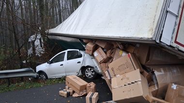 Giurgiu - Un TIR care transporta colete a acroşat un autoturism, pe autostrada A 1, după care s-a răsturnat peste altul, staţionat pe banda de urgenţă. Două persoane au fost rănite uşor - FOTO