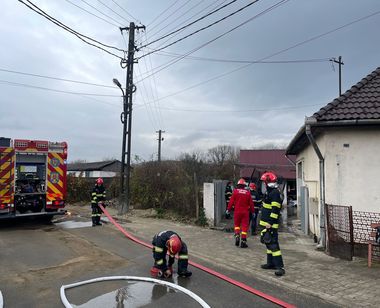 Sibiu: Anchetă a Poliţiei după ce, în urma unui incendiu la o casă din Veştem, a fost găsit cadavrul unui bărbat, într-o anexă neafectată de foc/ Pompierii afirmă că incendiul ar fi fost pus intenţionat