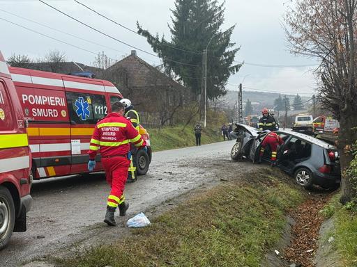 Bistriţa-Năsăud: Trei persoane au fost rănite, după ce o maşină s-a izbit de un cap de pod. Una dintre victime, aruncată din maşină la peste cinci metri distanţă