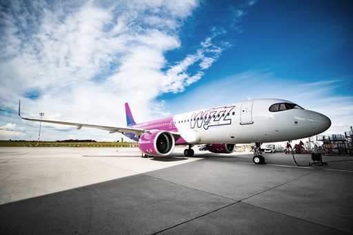 UPDATE - Flacără sub cabina unui avion Wizz Air, după aterizarea pe Aeroportul Băneasa,  în momentul cuplării grupului de alimentare electrică/ Comandantul a declanşat o ieşire de urgenţă cu tobogan/ Pasagerii, coborâţi în siguranţă/ Precizările Wizz Air