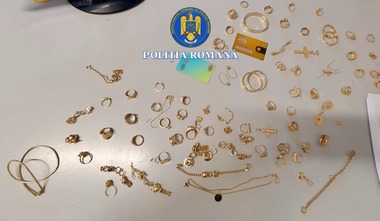 Bacău: Două persoane care au dat o spargere şi au luat bijuterii şi bani în valoare de 200.000 de lei, prinse în timp ce ieşeau din ţară