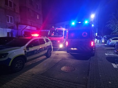 UPDATE - Intervenţie a pompierilor la un bloc din Alba Iulia, după ce s-a sesizat un miros de gaz pe casa scării/ În urma recunoaşterii, într-un apartament a fost găsită o persoană decedată/ Alimentarea cu gaz a blocului, oprită