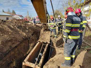 UPDATE - Prahova: Doi muncitori care săpau un şanţ pentru reţeaua de canalizare, prinşi la cinci metri sub pământ. Salvatorii încearcă să îi scoată, dar intervenţia este foarte dificilă