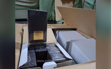 Îmbrăcăminte şi parfumuri contrafăcute de peste 2,3 milioane lei, confiscate de poliţiştii de frontieră dintr-un camion, în apropierea staţiei de taxare a podului Calafat-Vidin - FOTO