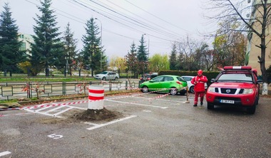 Prahova: Zonă din municipiul Câmpina, supravegheată permanent de către pompieri, după ce de mai multe zile localnicii reclamă miros de gaz / În apropiere se află o sondă dezafectată de jumătate de secol