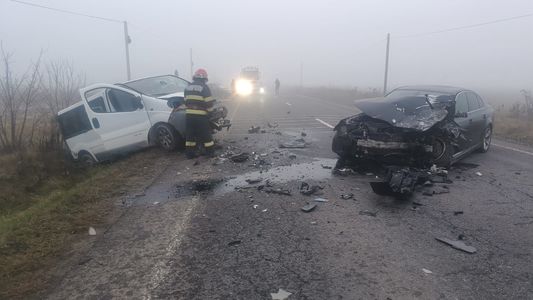 Sibiu - Accident în care au fost implicate două autoturisme şi un microbuz, pe DN 14, în zona localităţii Laslea. Trei persoane au fost rănite - FOTO