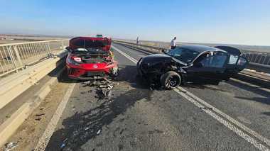 Accident lângă Timişoara cu o ambulanţă privată care transporta doi pacienţi/ Trei persoane au fost rănite - FOTO
