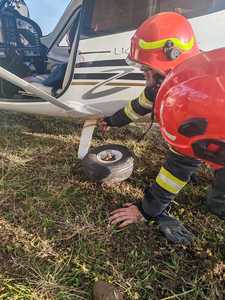 Neamţ: Un avion doar cu pilot a reuşit să aterizeze în siguranţă după ce a avut defecţiuni la roata din spate / Pilotul nu a avut nevoie de îngrijiri medicale - FOTO
