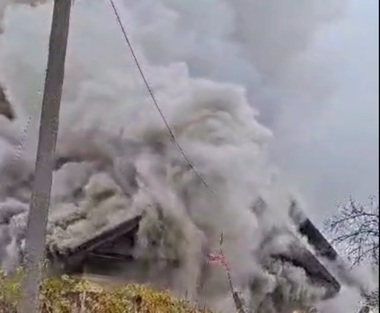 O locuinţă din judeţul Olt a fost distrusă într-un incendiu / Focul a pornit de la un garaj şi s-a extins apoi la casă / Misiunea pompierilor a durat trei ore - VIDEO