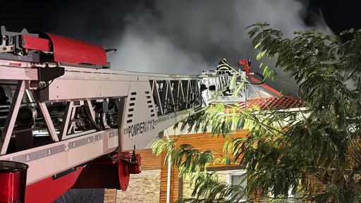 UPDATE - Tulcea: Incendiu la o pensiune din Mahmudia / ISU: Nu sunt persoane blocate în unitatea de cazare/ Cei 31 de turişti şi 15 angajaţi au ieşit la timp din clădire/ Incendiul, lichidat la miezul nopţii - VIDEO