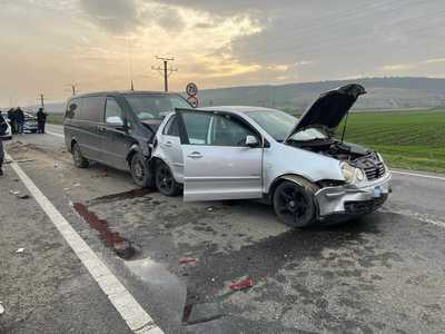 Vaslui: Şase persoane, transportate la spital după un accident în care au fost implicate patru autoturisme - FOTO, VIDEO