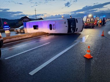 UPDATE - Sibiu - Accident între un autoturism şi un microbuz, în localitatea Veştem. 12 persoane implicate. A fost activat Planul Roşu de Intervenţie / Şase femei au fost transportate la spital - FOTO