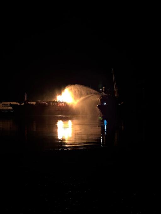 UPDATE - Tulcea: Persoanele evacuate din Ceatalchioi se pot întoarce în locuinţele lor / Pentru Plauru riscul rămâne ridicat / În continuare este vizibilă o flacără la bordul navei cu GPL de pe malul ucrainean al Dunării, însă mult diminuată - VIDEO
