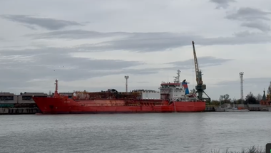 Incendiul de la nava plină cu GPL, lovită de o dronă pe malul ucrainean al Dunării, a fost stins / Locuitorii din Plauru pot reveni la casele lor - VIDEO 