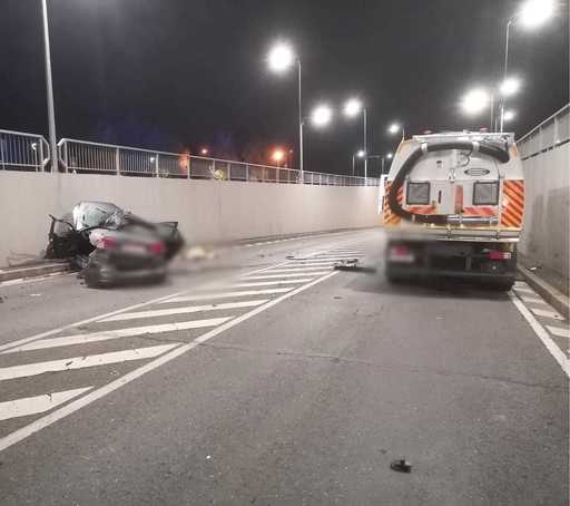 UPDATE - Un mort şi un rănit, după ce o maşină şi o autoutilitară pentru salubritate s-au ciocnit într-un pasaj din Timişoara / Accidentul, produs de un tânăr de 21 de ani, care şi-a pierdut viaţa 

