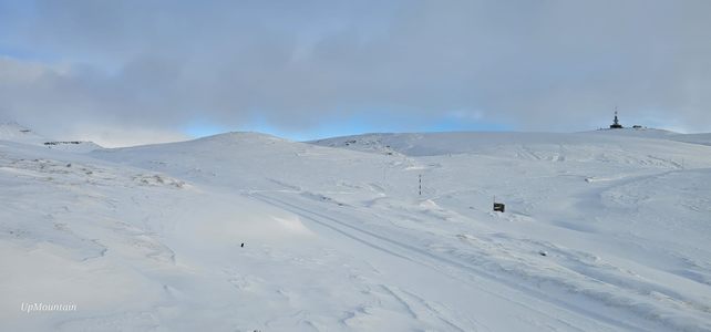 Avertisment al salvamontiştilor din Prahova: Strat nou de 15 centimetri de zăpadă pe Platoul Bucegi, depus peste cel deja existent / Turiştii care urcă cu mijloacele de transport pe cablu de pe Valea Prahovei, sfătuiţi să fie echipaţi de iarnă