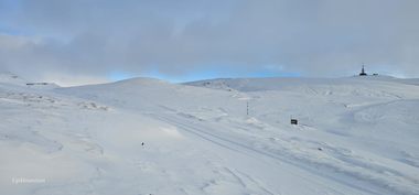 Avertisment al salvamontiştilor din Prahova: Strat nou de 15 centimetri de zăpadă pe Platoul Bucegi, depus peste cel deja existent / Turiştii care urcă cu mijloacele de transport pe cablu de pe Valea Prahovei, sfătuiţi să fie echipaţi de iarnă