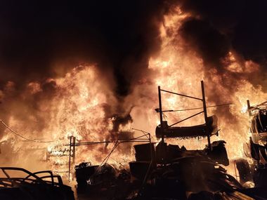 Giurgiu - Incendiu la un depozit de mase plastice şi cauciucuri. Locuitorii din zonă s-au autoevacuat - FOTO