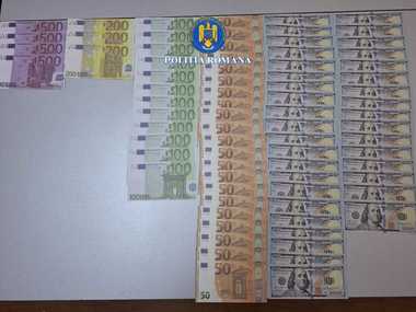 Galaţi: Tânăr de 29 de ani, anchetat după ce ar fi jucat la păcănele cu euro şi dolari falşi