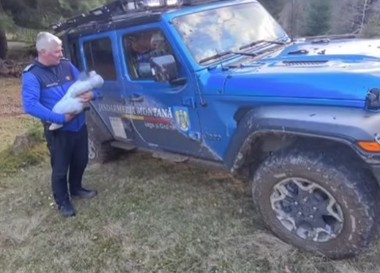 Braşov: Intervenţie a jandarmilor montani pentru recuperarea a patru adulţi şi a unui bebeluş/ Grupul de turişti se rătăcise pe un drum izolat, unde maşina a rămas împotmolită în noroi - VIDEO