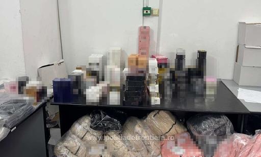 Aproape 4.000 de articole vestimentare, încălţăminte, marochinărie şi parfumuri, inscripţionate cu mărci protejate, dar posibil contrafăcute, găsite de poliţiştii de frontieră din Giurgiu