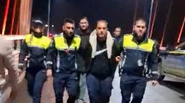 Tânărul de 21 de ani suspectat că a înjunghiat mortal un taximetrist din Mioveni ar fi consumat droguri în ziua crimei / Când a fost prins avea pe el geaca victimei / Cum a fost prins suspectul - FOTO

