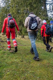 Nou avertisment al salvamontiştilor: Pe munte nu eşti în civilizaţie, iar dacă nu respecţi regulile, s-ar putea să nu mai ajungi înapoi în civilizaţie / Salvamontiştii din Zărneşti, chemaţi să recupereze un tânăr în adidaşi, ud, rătăcit în pădure

